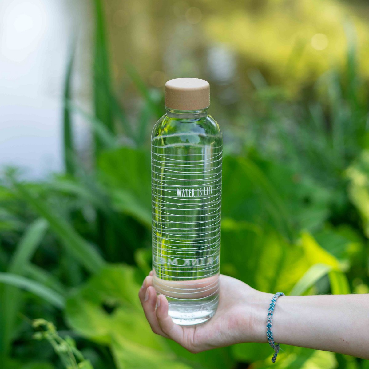WATER IS LIFE 0,7 l Glasflasche